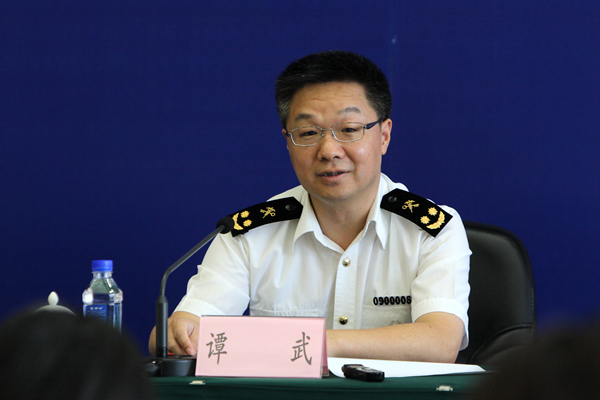 主题:大连海关、沈阳海关支持辽宁省外贸稳定增长措施新闻发布会 参加人员:大连海关副关长谭武 沈阳海关副关长党英杰 主持人:辽宁省政府外宣办副主任张绍瑞 时间:9月4日(星期四)上午10:00开始 地点:辽宁省政府新闻发布厅 【主持人】:新闻界的朋友们,大家上午好!为促进辽宁外向型经济发展,近日,大连海关、沈阳海关联合制定了《大连海关、沈阳海关关于支持辽宁外贸稳定增长的若干措施》,今天省政府新闻办在这里举行新闻发布会,请大连海关和沈阳海关的有关领导向大家介绍有关情况。出席今天新闻发布会的领导同志有:大连海