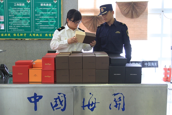 10月13日凭祥海关在友谊关口岸旅检现场查货侵权物品