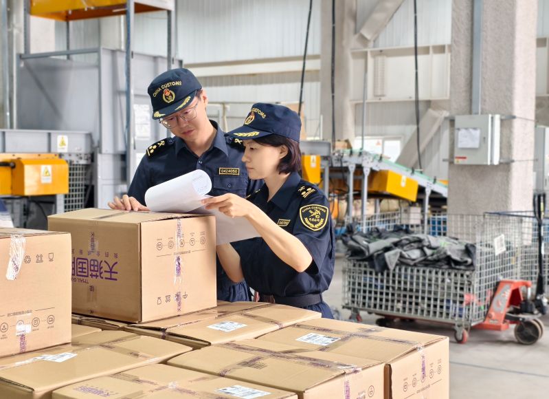 曹妃甸海关关员对跨境电商进口包裹进行查验